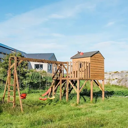 Beautiful 3-bed Home, Stunning View Over Atlantic. Prázdninový dům *
